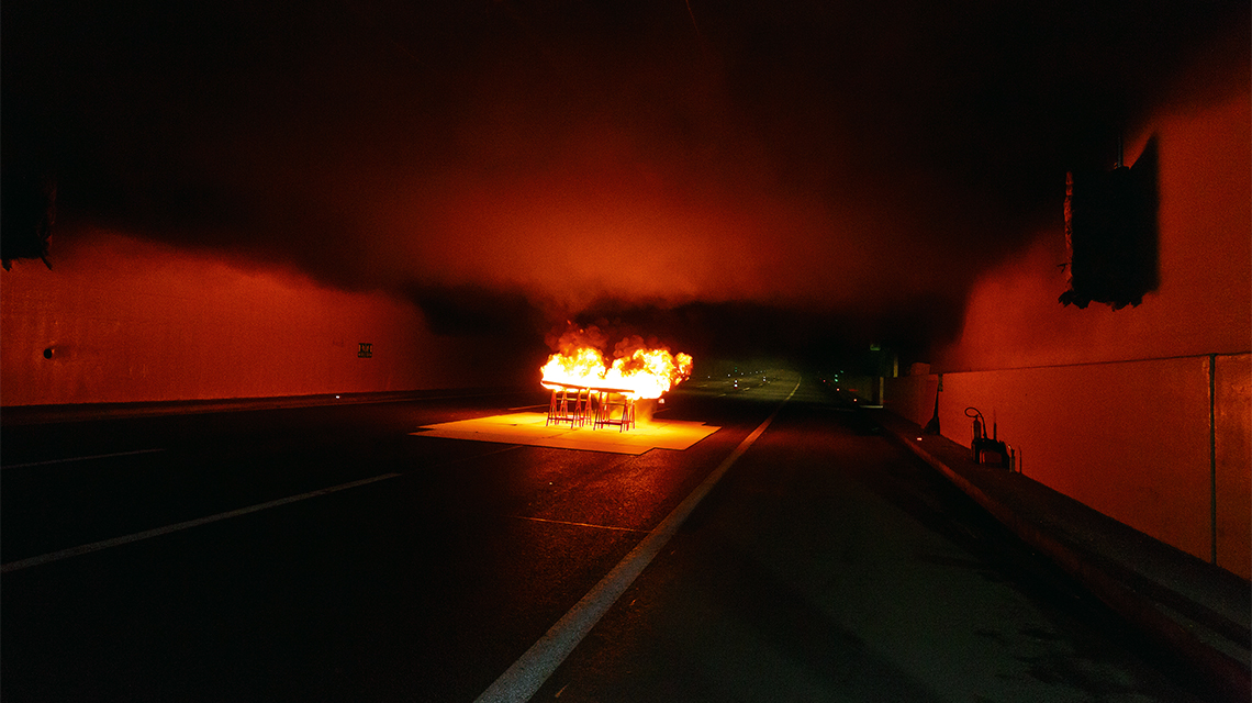 在 Kaisermühlen 隧道内进行火灾试验。  