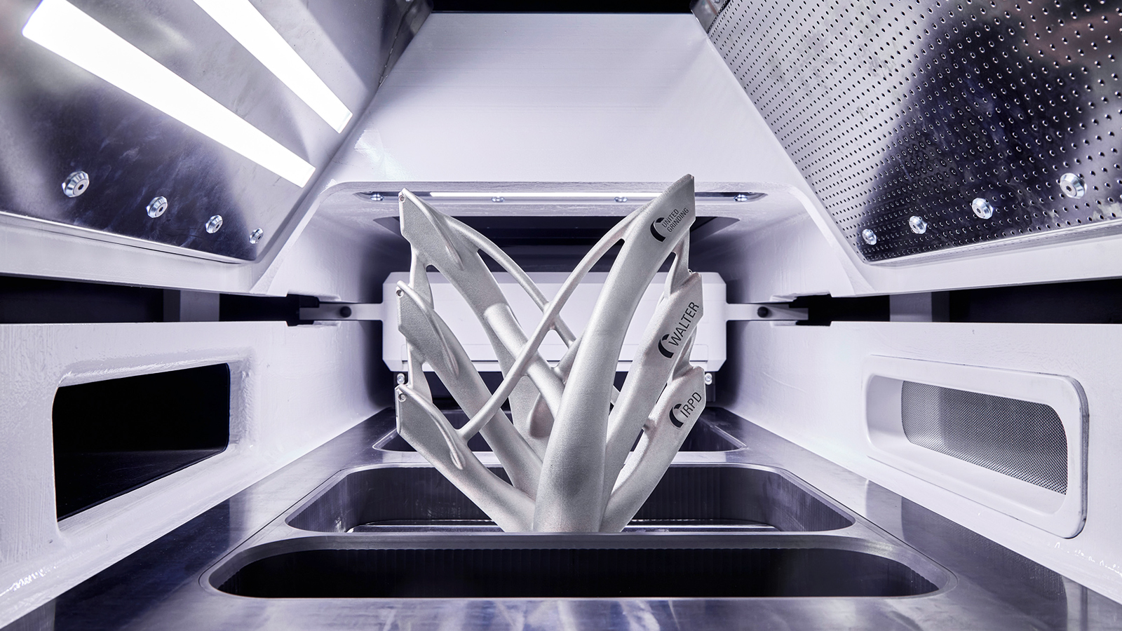 Controlled additive manufacturing of metal parts