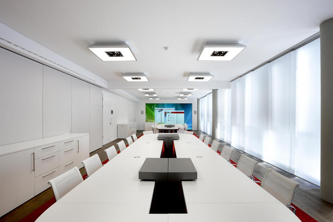 由于我们的自动化平台支持多媒体和楼宇技术用到的常用协议和接口，因此它能够控制该行业应用到的所有设备和系统。