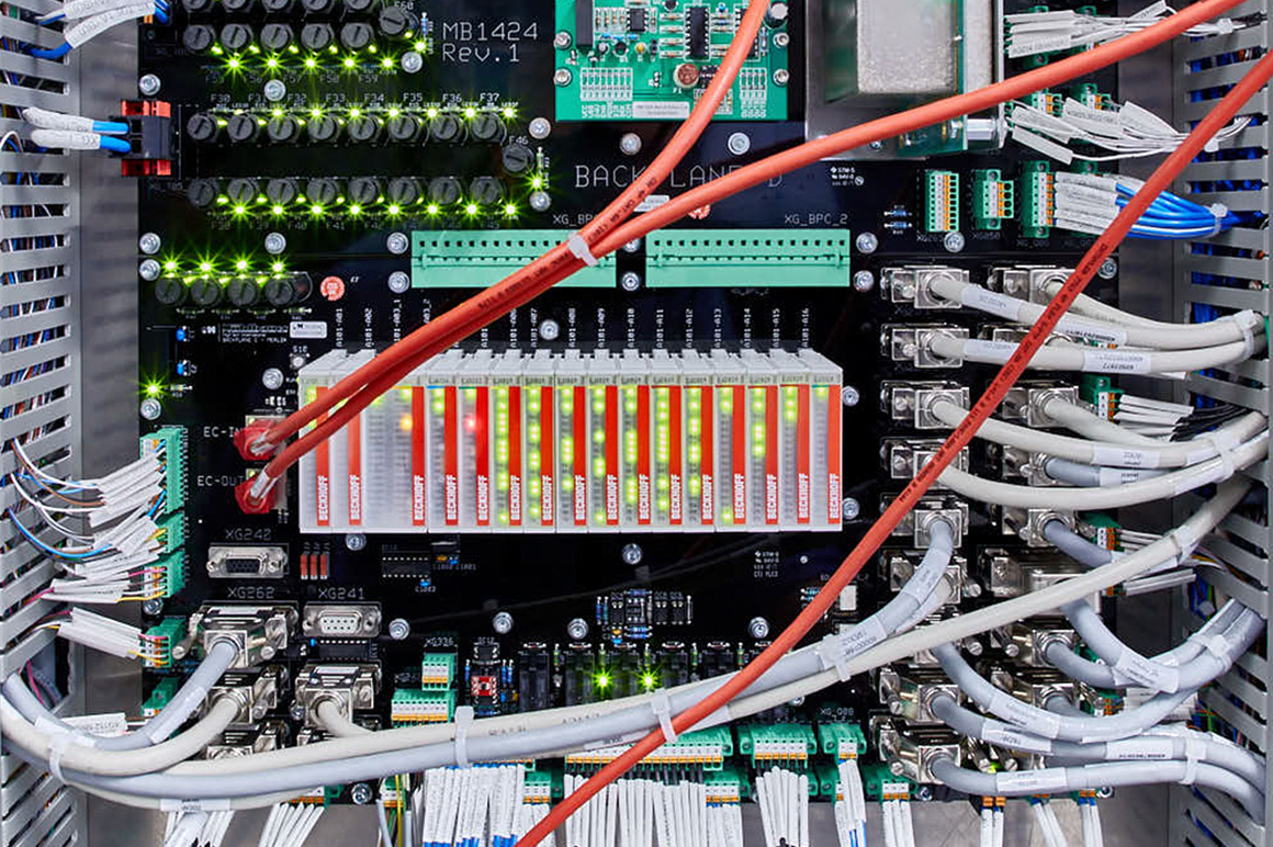 EtherCAT 模插拔式块可以使用预制电缆线束取代传统控制柜结构中常见的昂贵、耗时的人工接线。