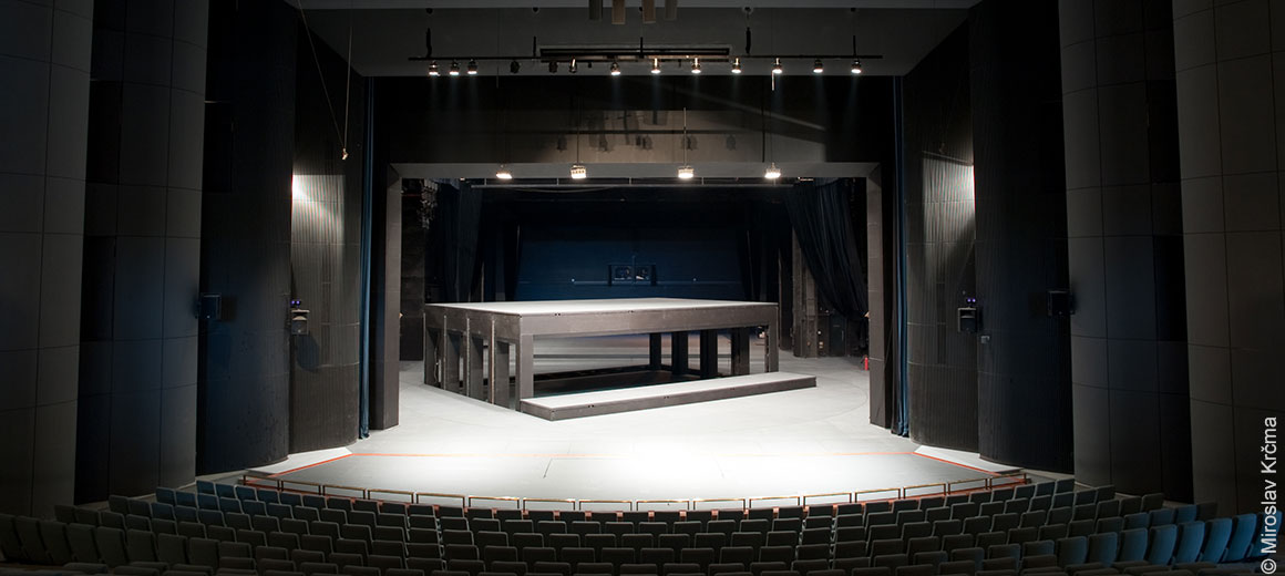 基于 PC 的可活动旋转舞台地板（包括旋转平台）控制系统，Drivecontrol, s.r.o.，捷克共和国：雅纳切克剧院，布尔诺，捷克共和国