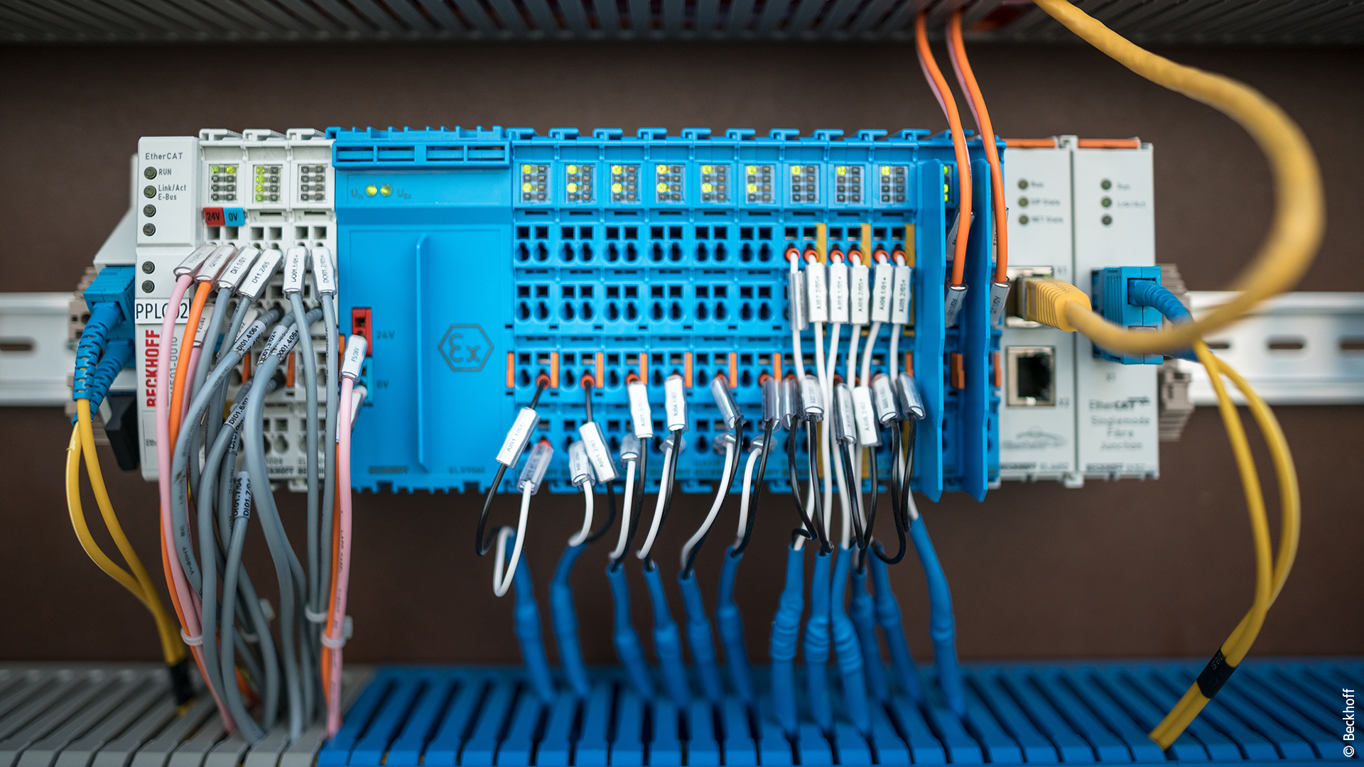 倍福本质安全型 ELX 系统可以直接采集和处理来自危险区域的信号。通过带电缆冗余的光缆能够可靠地远程实现设备的自动化。 