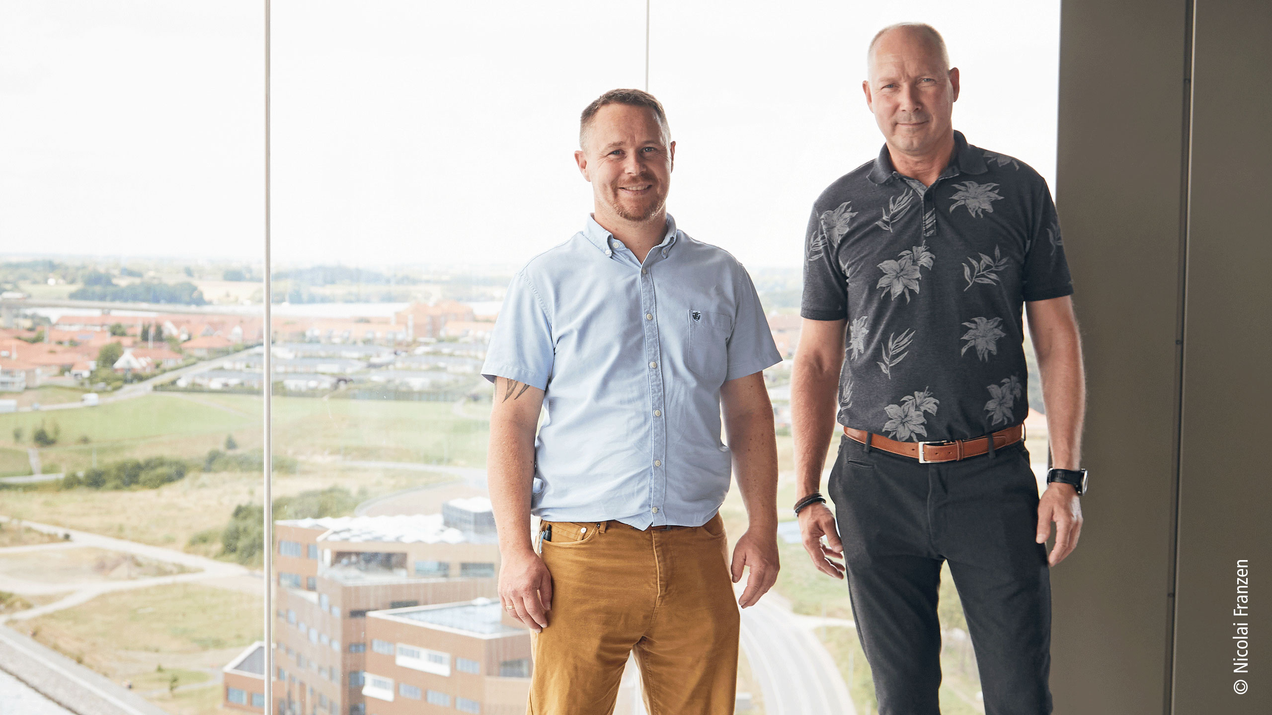 在酒店 16 楼的观景平台上：Alsik 酒店的设备部经理 Michael Kurth（左）与倍福丹麦分公司楼宇自动化客户经理 Morten Rasmussen（右） 
