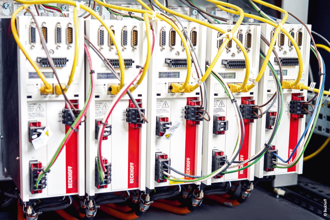 倍福 AX5201 伺服驱动器支持实现材料测试所需的高速、高动态定位任务