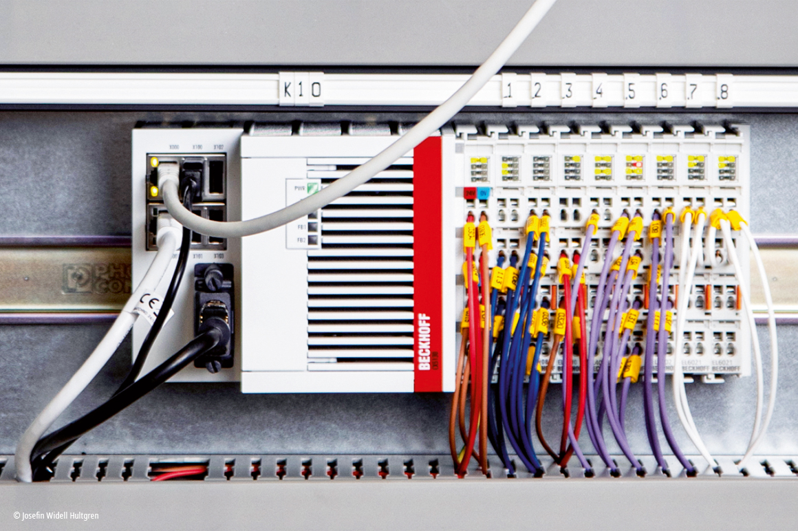 一台采用无风扇设计且搭载多核 Intel Atom® 处理器的 CX5130 嵌入式控制器，构成了 动态调节蒸汽压、控制风机电机和循环泵的核心组件