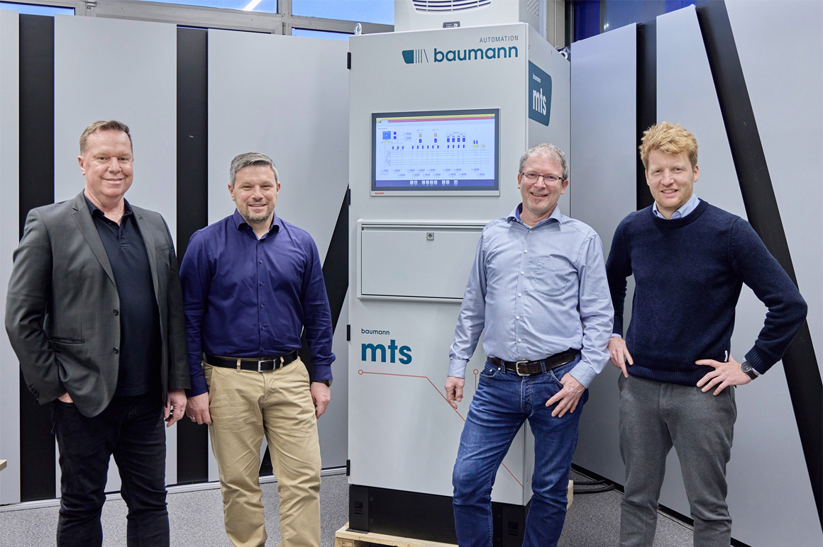 项目参与者在模块化 MTS 测试系统前（从左到右）：倍福纽伦堡销售办事处负责人 Uwe Kraus，以及 Baumann 公司技术专家团队：标准解决方案与产品部主管 Jörg Seybold、测量测试技术开发主管 Heiko Hochmuth 和软件测试系统部门主管 Martin Lehmeier。