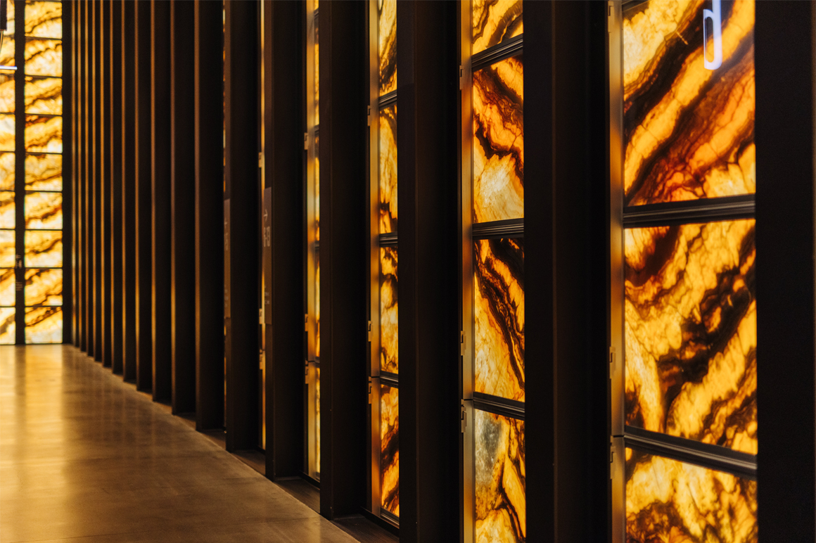 PAC NYC 建筑外墙由玻璃砖和大理石砖铺设而成，营造出独特的视觉效果。