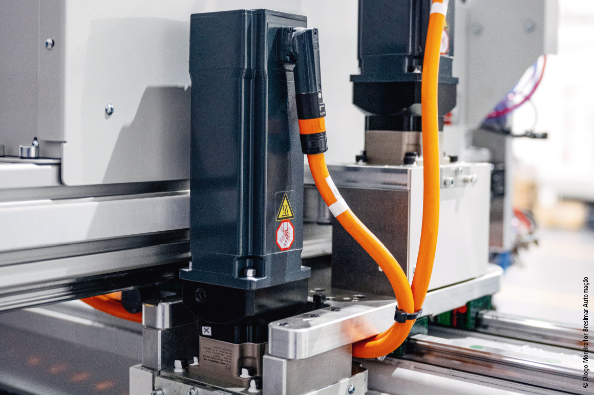 TF8560 包含适用于塑料机械典型运动控制应用的组件。