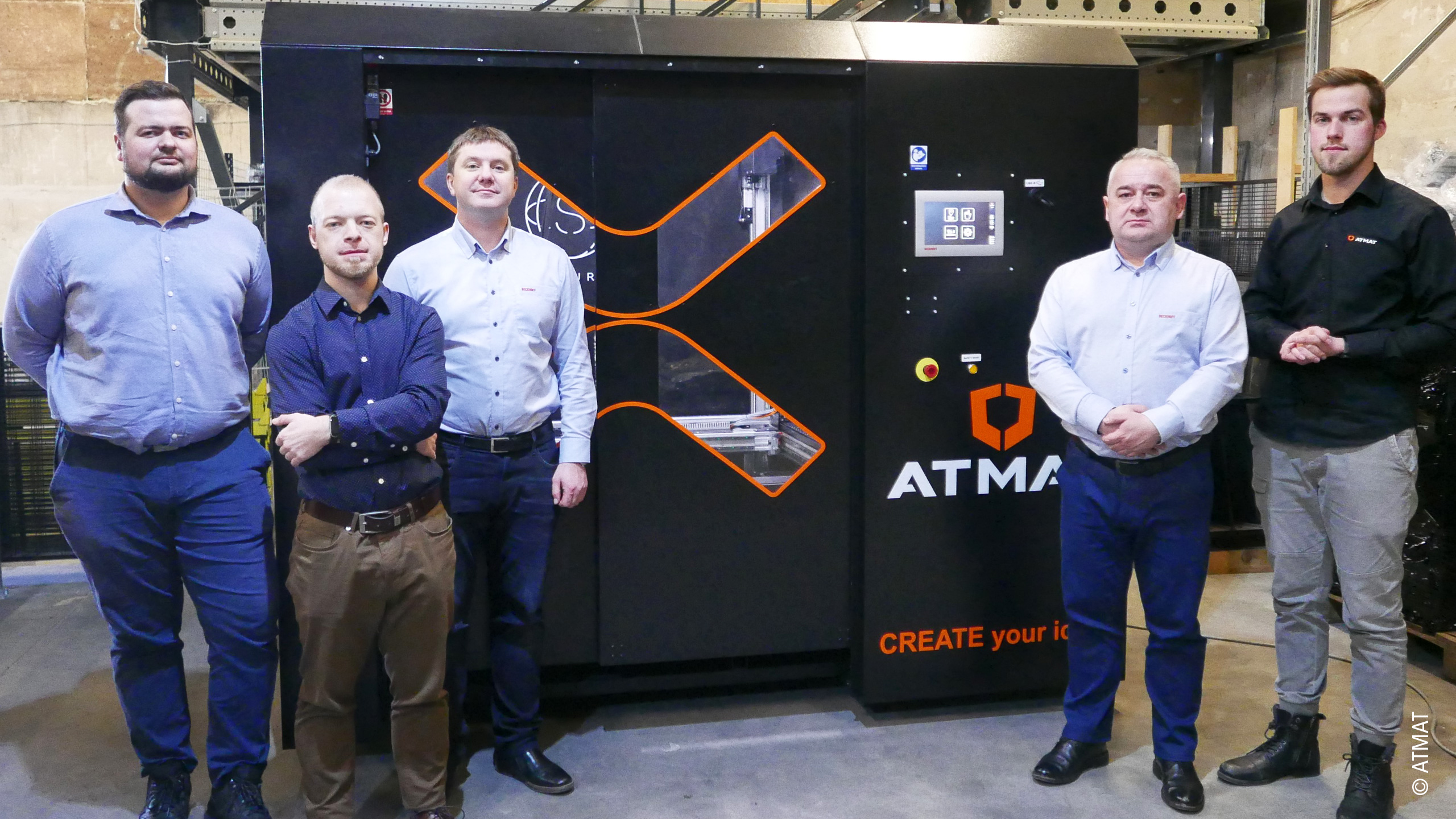 专家们站在 Saturn 3D 打印机前（左起）：ATMAT 公司自动化部经理 Robert Grolik、高级 PLC 程序员 Jacek Domański、倍福波兰分公司大客户经理 Sebastian Aszklar 与当地销售经理 Krzysztof Pulut，以及 ATMAT 公司首席运营官 Mateusz Dyląg。 
