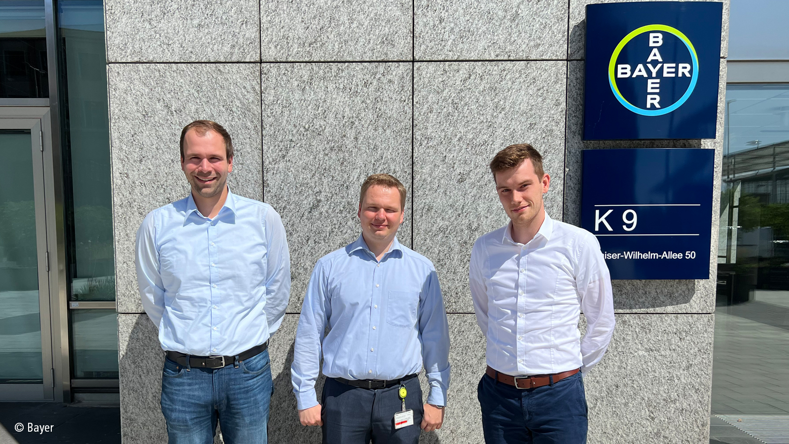 项目团队：拜耳生产计划工程师 Roger Rossmann 博士（中）与来自倍福流程工业部门的 Lennart Winkler（左）和 Sebastian Böse（右）。 