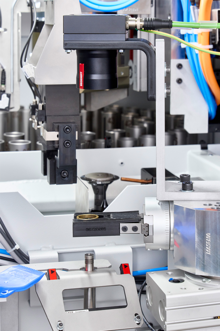 用于戒指坯料视觉与 AI 质量检测的倍福 VCS2000 面阵扫描相机与 VOS3000 镜头