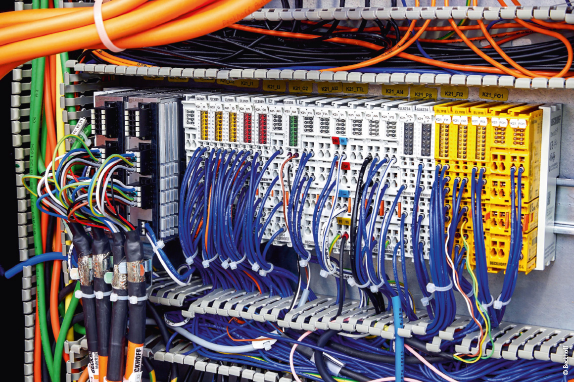 用于控制塔式刀库中 AM8100 伺服电机的 EtherCAT 双通道伺服电机端子模块 ELM7212 可集成至任意 EtherCAT 端子模块段中，以优化空间利用率