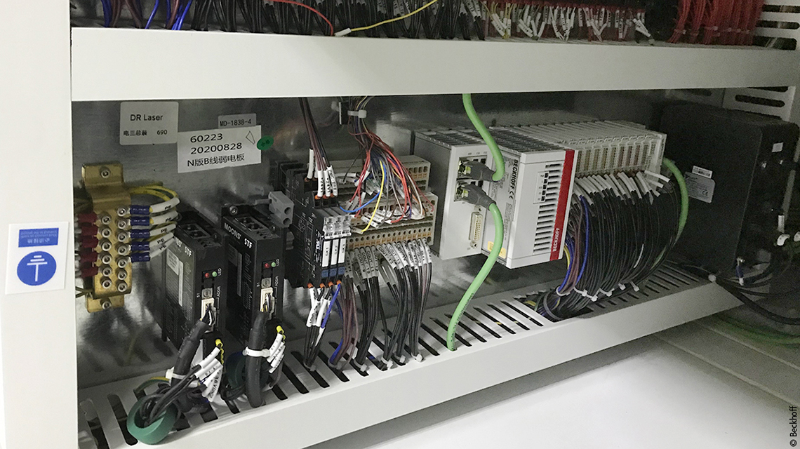 倍福 CX5120 嵌入式控制器（右下）用作激光消融设备的主控制器 
