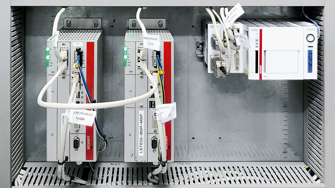 CX9020 和 CX2020 嵌入式控制器（分别为右上和右下）以及 C6930 控制柜式工业 PC（左下）用于实现维也纳 Kaisermühlen 隧道的自动化控制。  