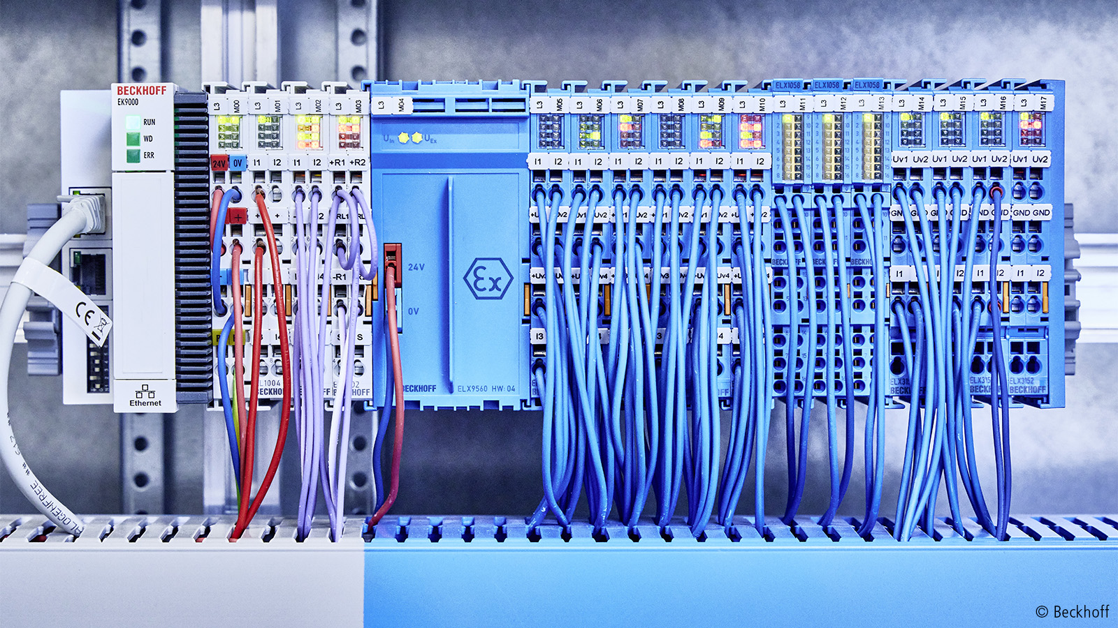 EK9000 Modbus TCP/UDP 总线耦合器与 EL 和 ELX 端子模块串联。 