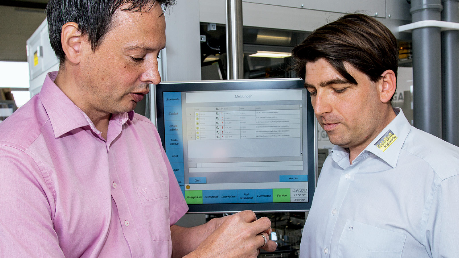 Michael Müller (right), head of special-purpose machines sales at Goldfuß, and Dieter Völkle, Beckhoff sales representative at the Balingen office, examine bottle caps due for assembly.  