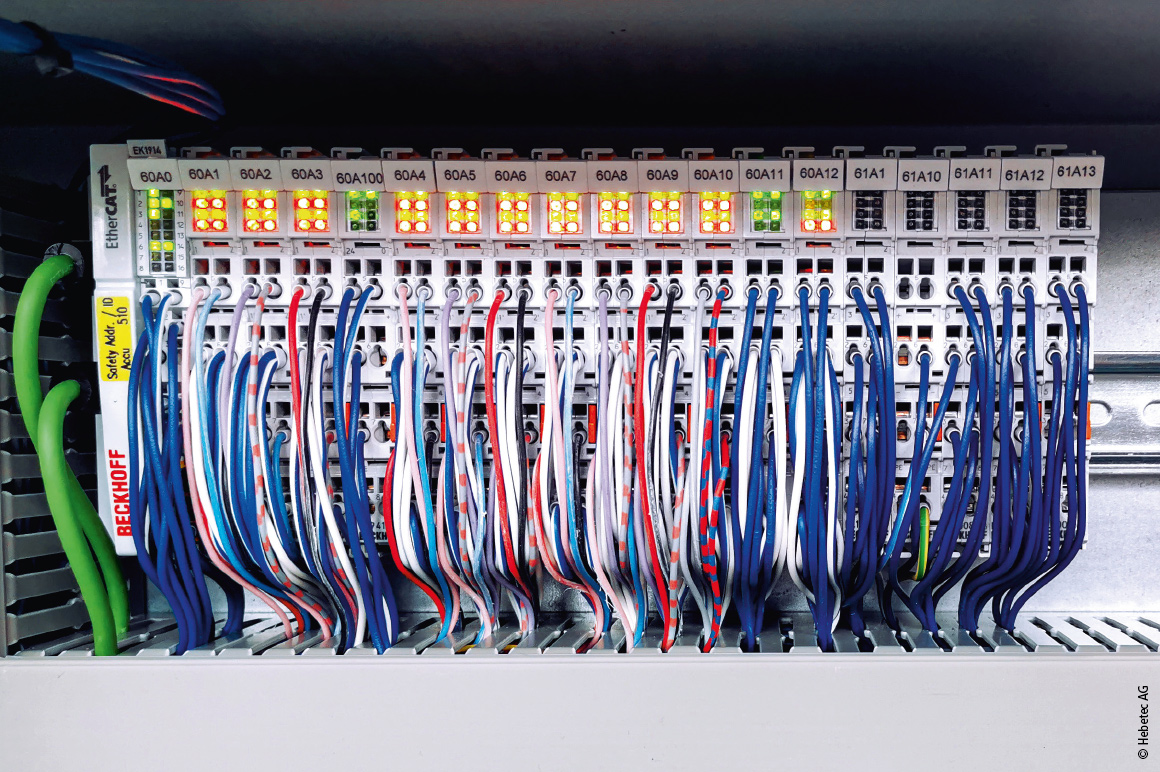 分布在 100 多个控制柜中的 1000 多个 EtherCAT 端子模块持续监测千斤顶、蓄能器及液压单元上的作用力与压力数据。