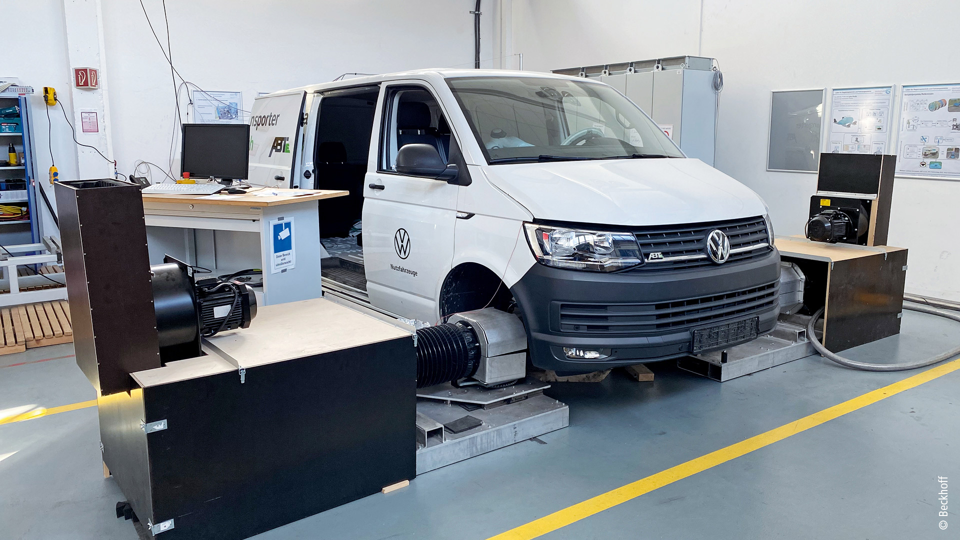 肯普滕应用技术大学的试验台正在测试一辆由 ABT 公司完成电动转型的大众厢式车 