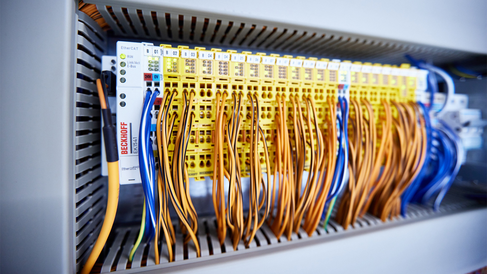在如此高的电压和电流情况下，安全是重中之重：系统通过 TwinSAFE 端子模块检测 620 多个安全相关的通道。 
