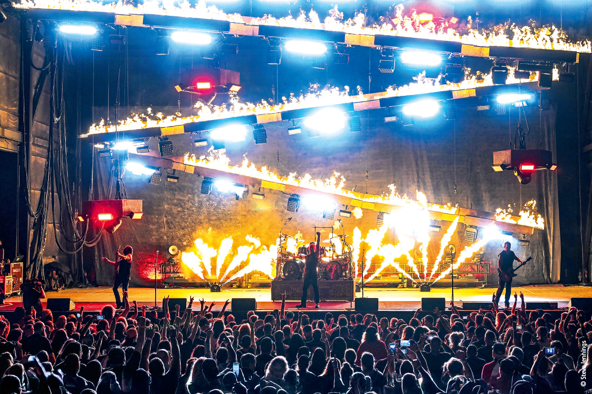 The linear burn system Fire Snake is capable of creating a 3.35 m wall of fire with individual control of flame shape and height, while a truss structure with winches allows the units to be adjusted at different angles to create dynamic stage designs.