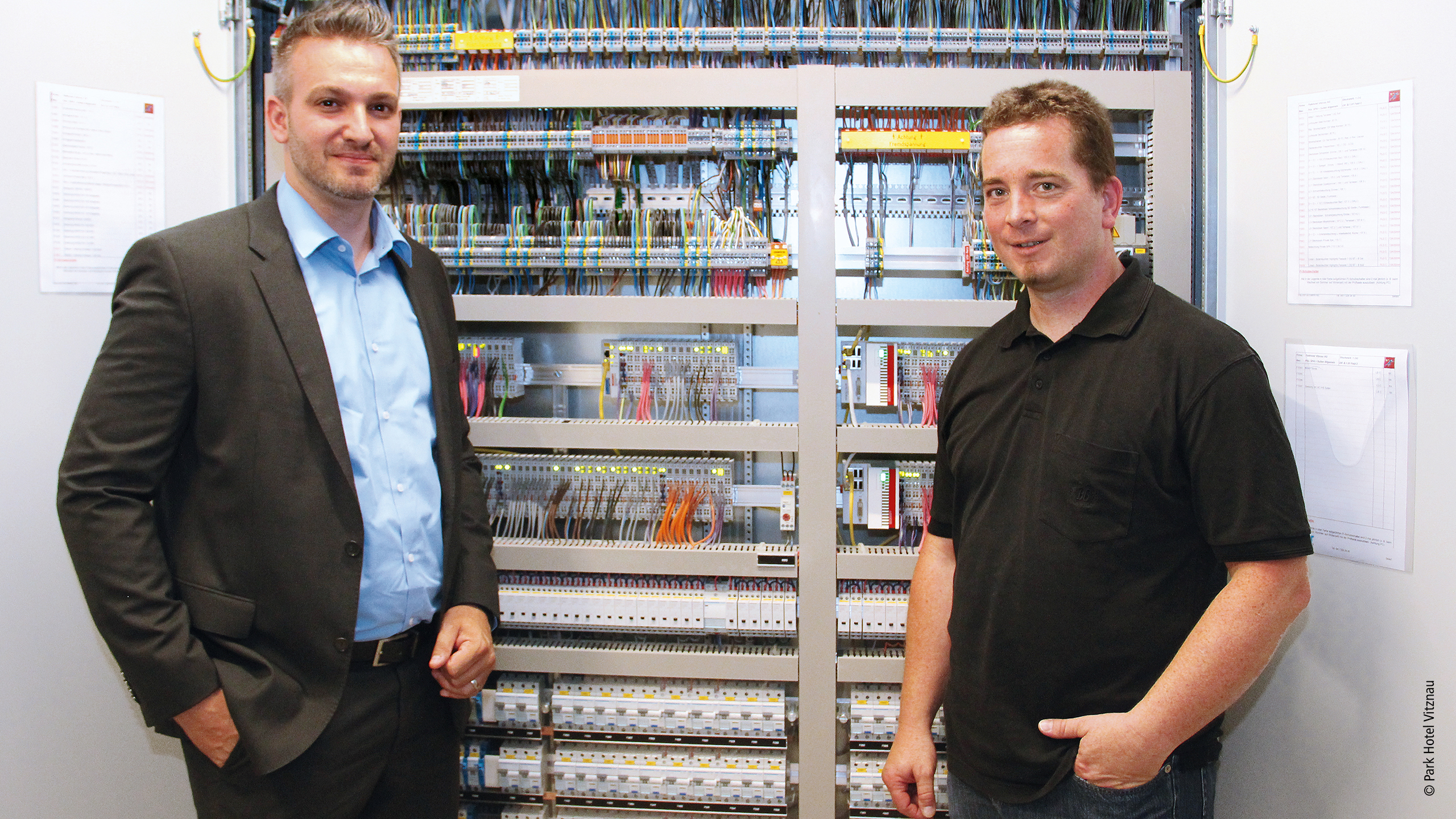 （从左到右）Panthek 公司项目经理 Andreas Hutter 和 Beckhoff Automation 瑞士分公司销售经理 Daniel Rothenberger 在楼层分配器前 