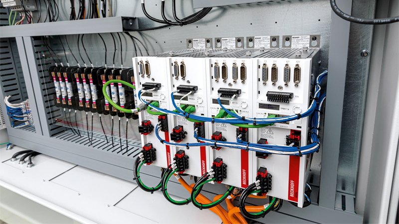 倍福的 AX5000 系列伺服驱动器采用了将伺服反馈信号和电机动力电源整合在一根电缆中的单电缆技术来为所有运动轴提供动力。 