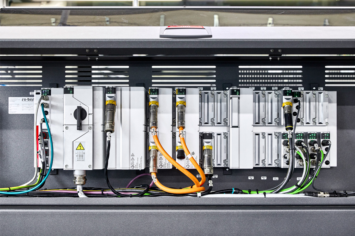 Mounted directly in the superstructure of the machine, the MX-System completely replaces the conventional control cabinet and controls all axes and processes.