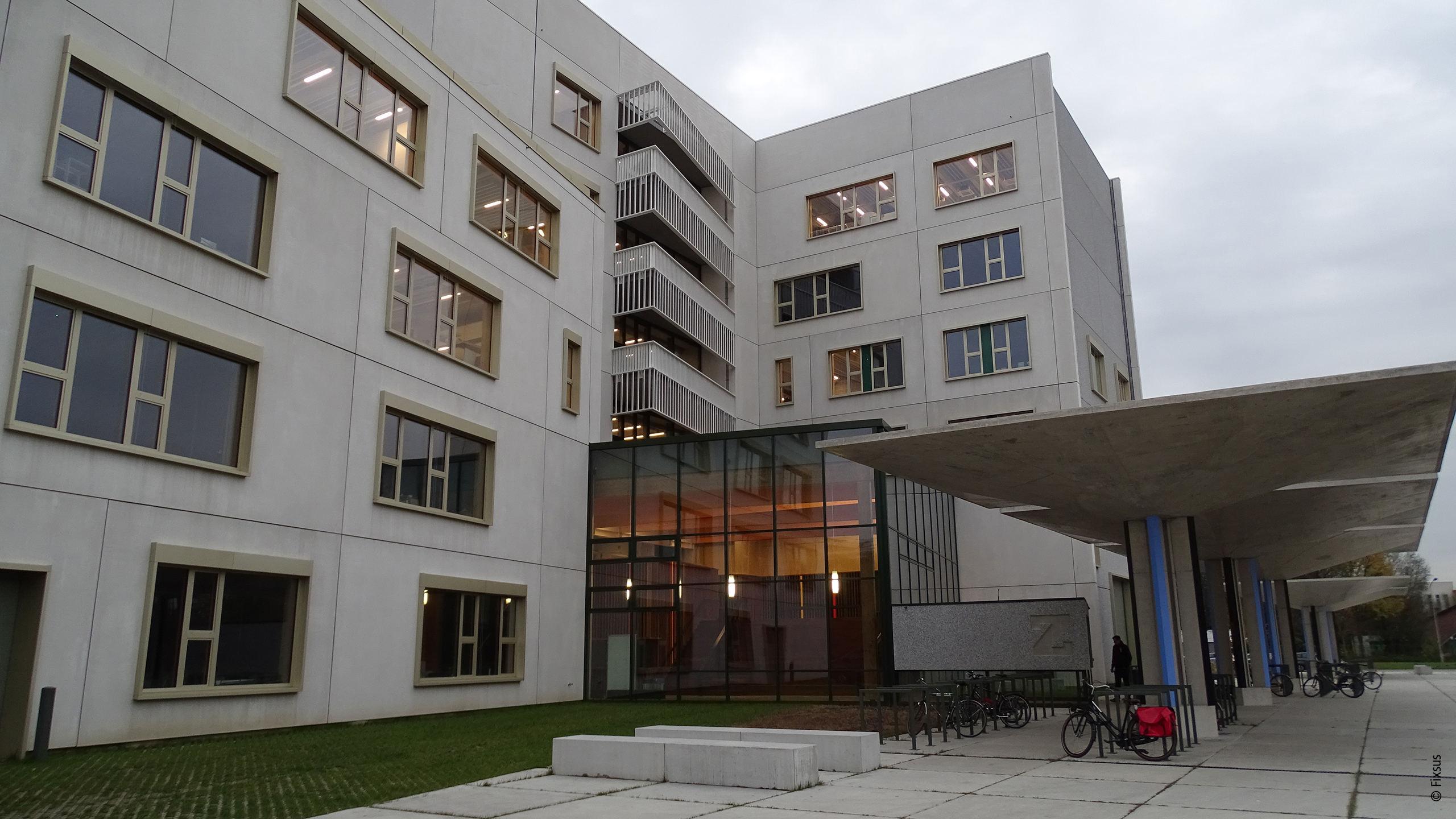 安特卫普大学应用工程科学学院这幢新建的、特别创新且节能的“Z”字形大楼通过透明可见的楼宇设备为学生提供了有价值的见解，并被学生用作现实生活实验室。   