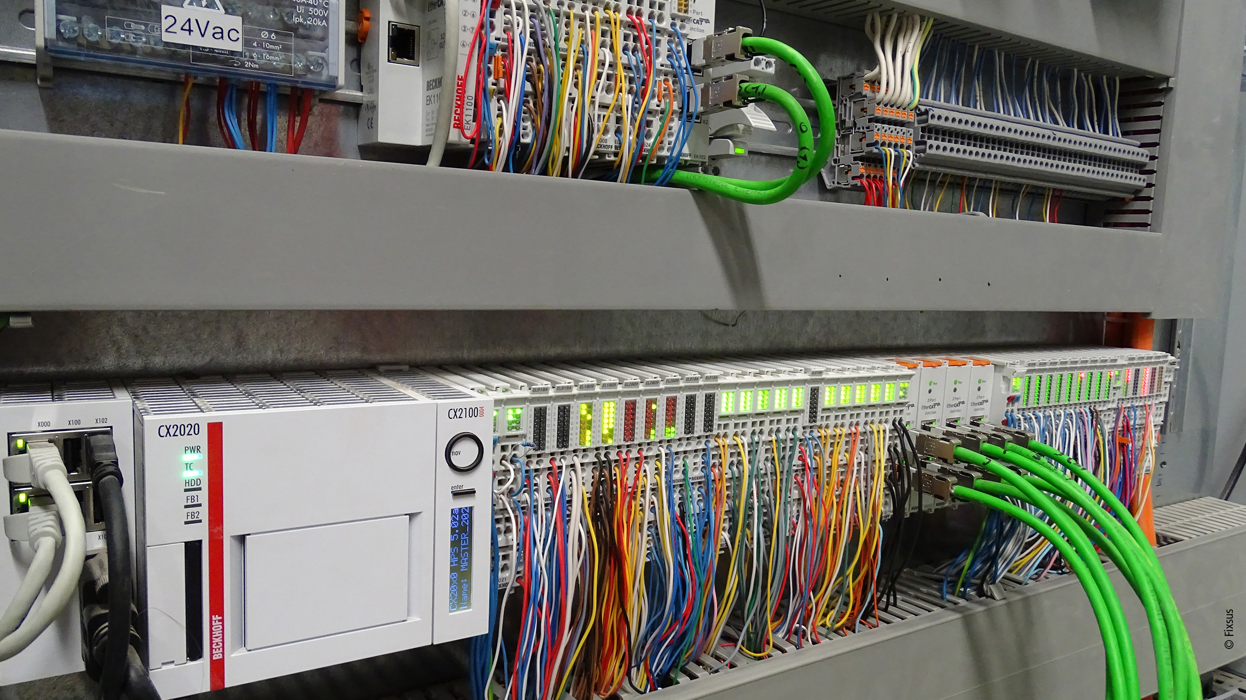 楼宇自动化系统的中央控制器采用的是一台 CX2020 嵌入式控制器，通过 EtherCAT 与 89 个分布式 I/O 站（每个房间 1 个）连接，总共有 700 多个 I/O 模块。  