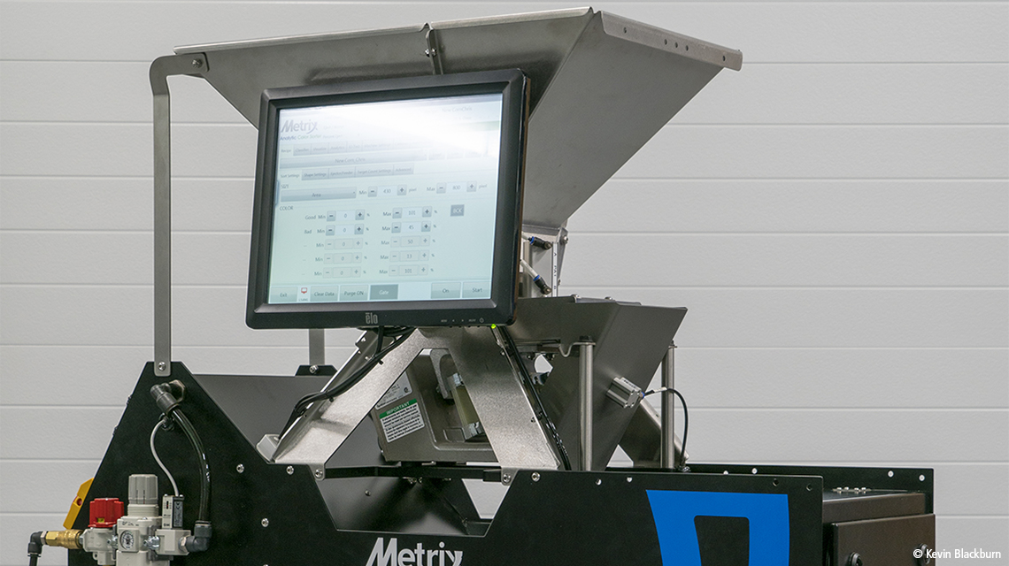 Metrix 实验室分析色选机使用两台全色 GigE 相机分离和采集种子数据。 