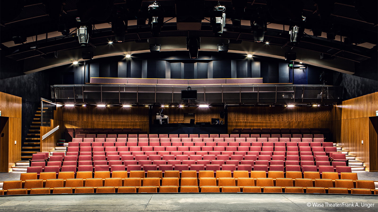 这座名为瓦萨剧院的小型地方剧院配备了最先进的照明和音频控制系统。 