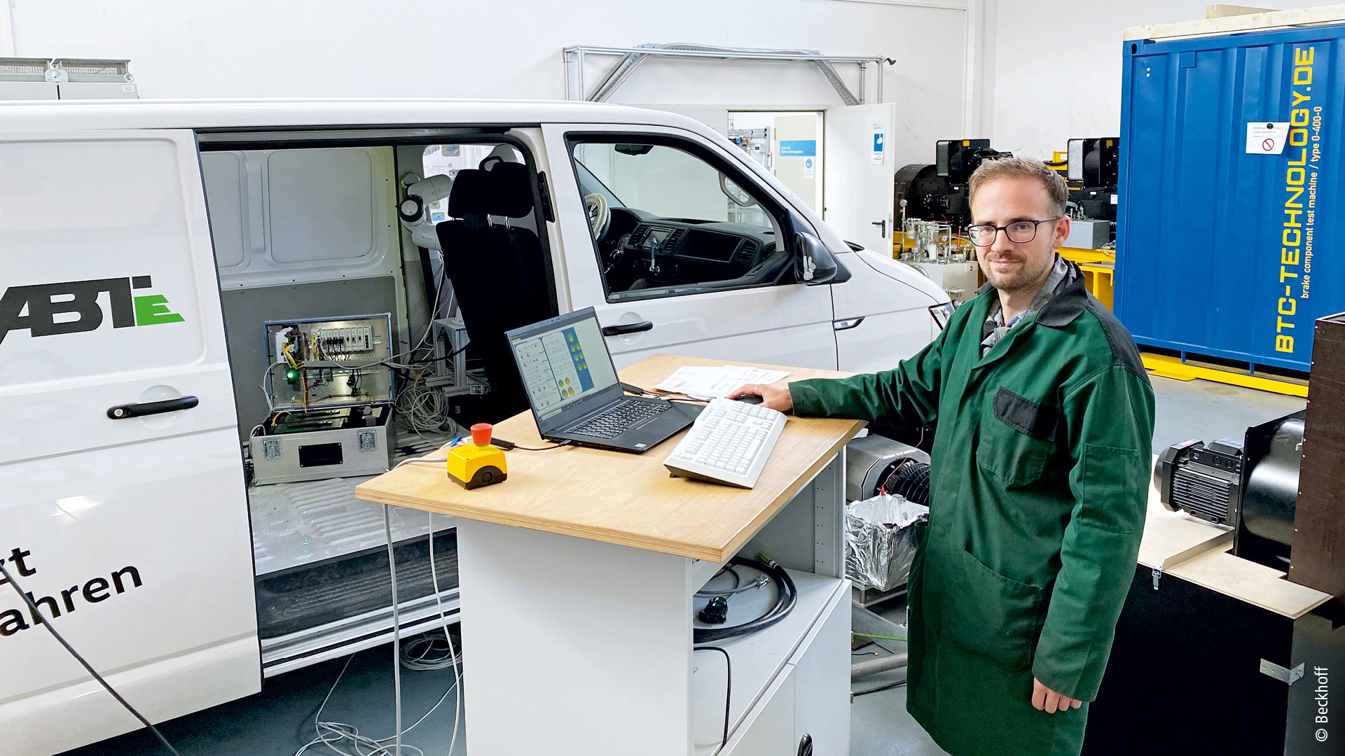 肯普滕应用技术大学 Allgäu 研究中心的助理研究员 Florian Zerbes 正在进行车辆测试 