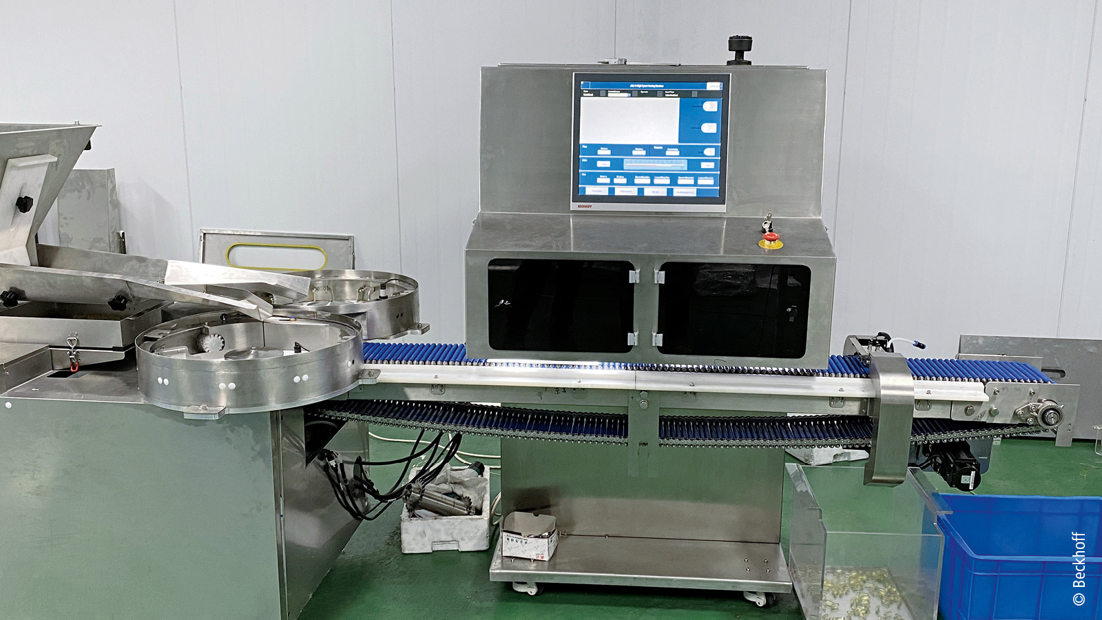   通过 TwinCAT Vision 和 TwinCAT HMI 实现的高度集成化的软胶囊检测机。 