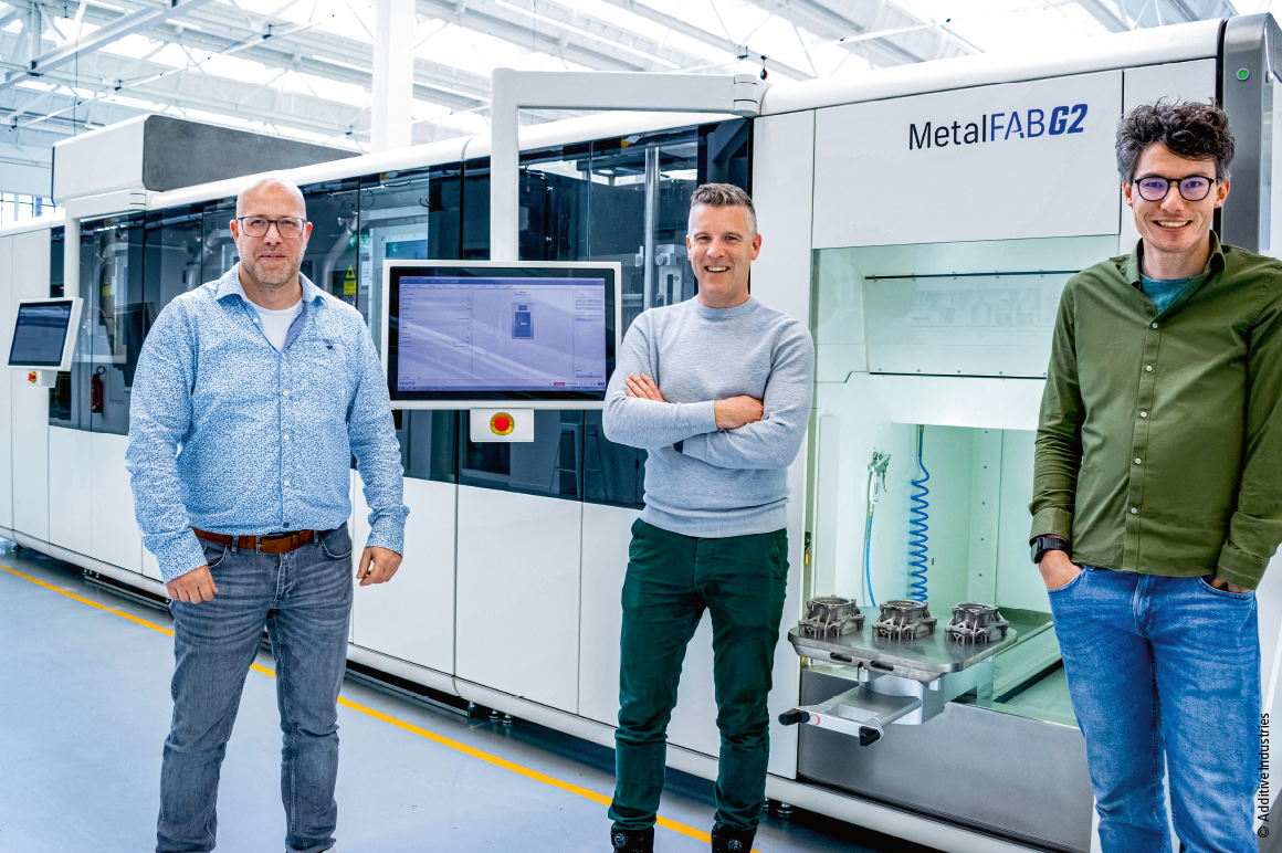 （从左至右）Jan-Willem van den Broek（倍福荷兰分公司销售工程师）、Stefan van Amerongen（Additive Industries 公司产品生命周期架构师）与 Stijn de Bruin（倍福荷兰分公司销售工程师）在 MetalFAB 3D 打印机前合影
