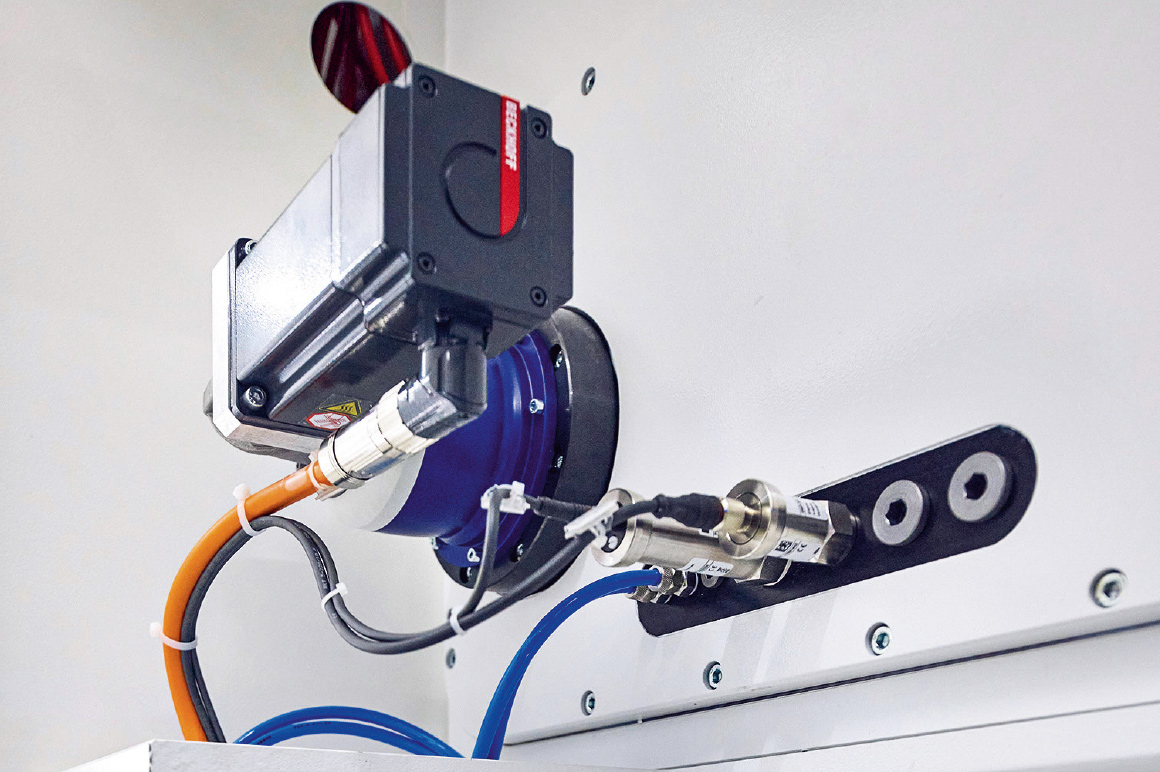 倍福 AM8000 伺服电机采用的单电缆技术显著减少了布线工作量并降低了接线错误风险