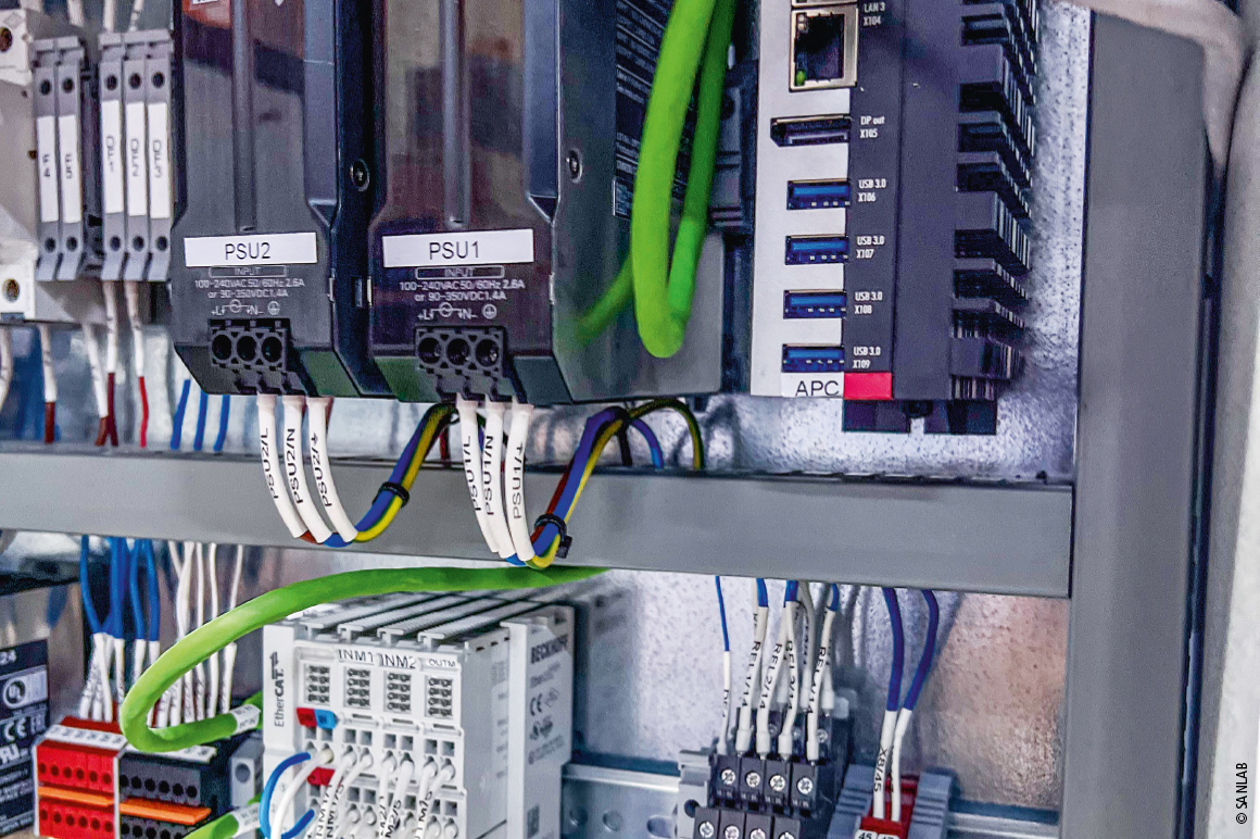 运动平台控制柜中用作控制核心的超紧凑型 C6025 工业 PC（上图）和 EtherCAT 端子模块（下图）