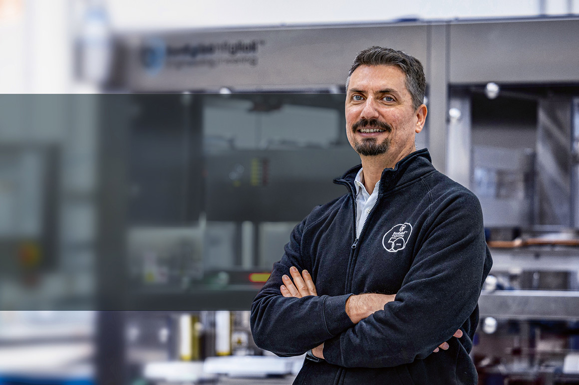Bonfiglioli Engineering 工程总监 Davide Luisari（左二）与倍福意大利分公司代表：销售团队负责人 Massimo Veronesi（左三）、销售工程师 Marco Portuese（右）以及 XTS/XPlanar 产品专家 Giovanni Paladini（左），共同在用于医疗容器泄漏检测的 IVB Flex 设备前合影留念