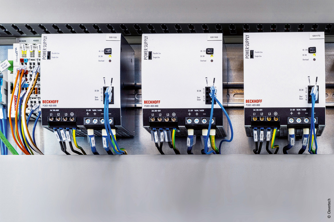 Five PS3031-4820 power supplies provide the energy for the dynamic motion sequences.