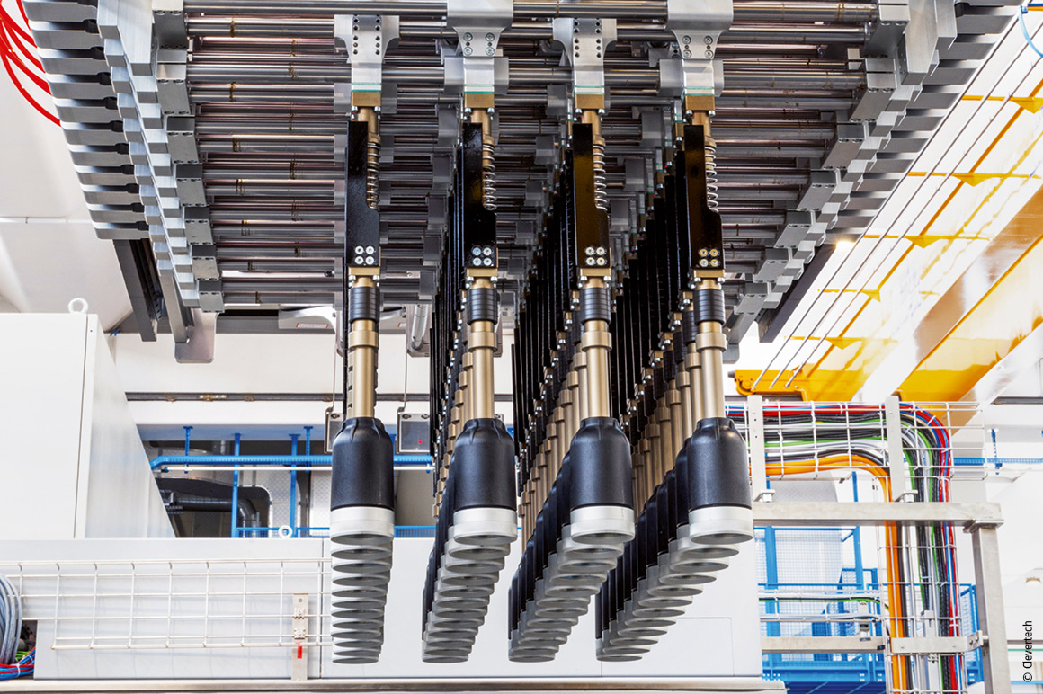 The individual positioning of the 48 grippers in total (12x4), each via two parallel XTS travel paths, enables the bottles to be gripped from up to four parallel infeed lines and then grouped (3x2, 4x3, or 6x4) according to the boxes provided.