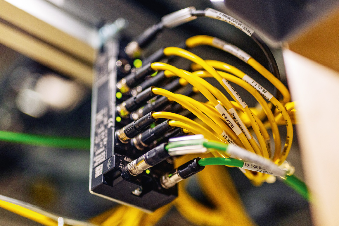 EuroSort 沿分拣线分布着数百个可直接安装在设备上的 EtherCAT 端子盒（如图）以及 DIN 导轨安装式高密度 EtherCAT 端子模块