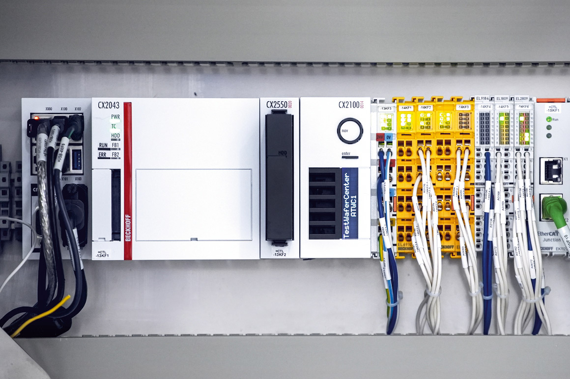 倍福 CX2043 嵌入式控制器将 PLC、运动控制、安全功能、机器视觉与机器人技术全部整合在一个结构紧凑的硬件平台上