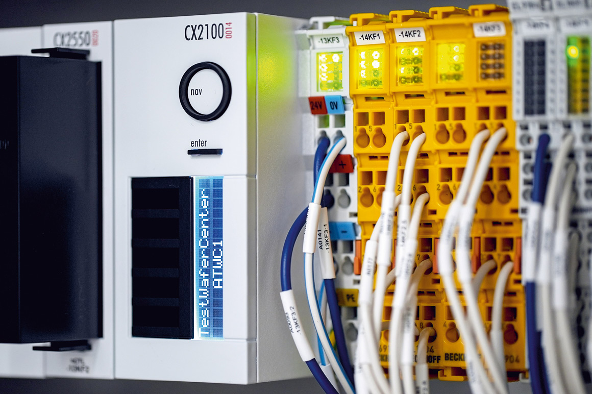该系统通过 TwinSAFE 与 Safety over EtherCAT（FSoE），将功能安全机制直接集成到 TWC 的控制系统中