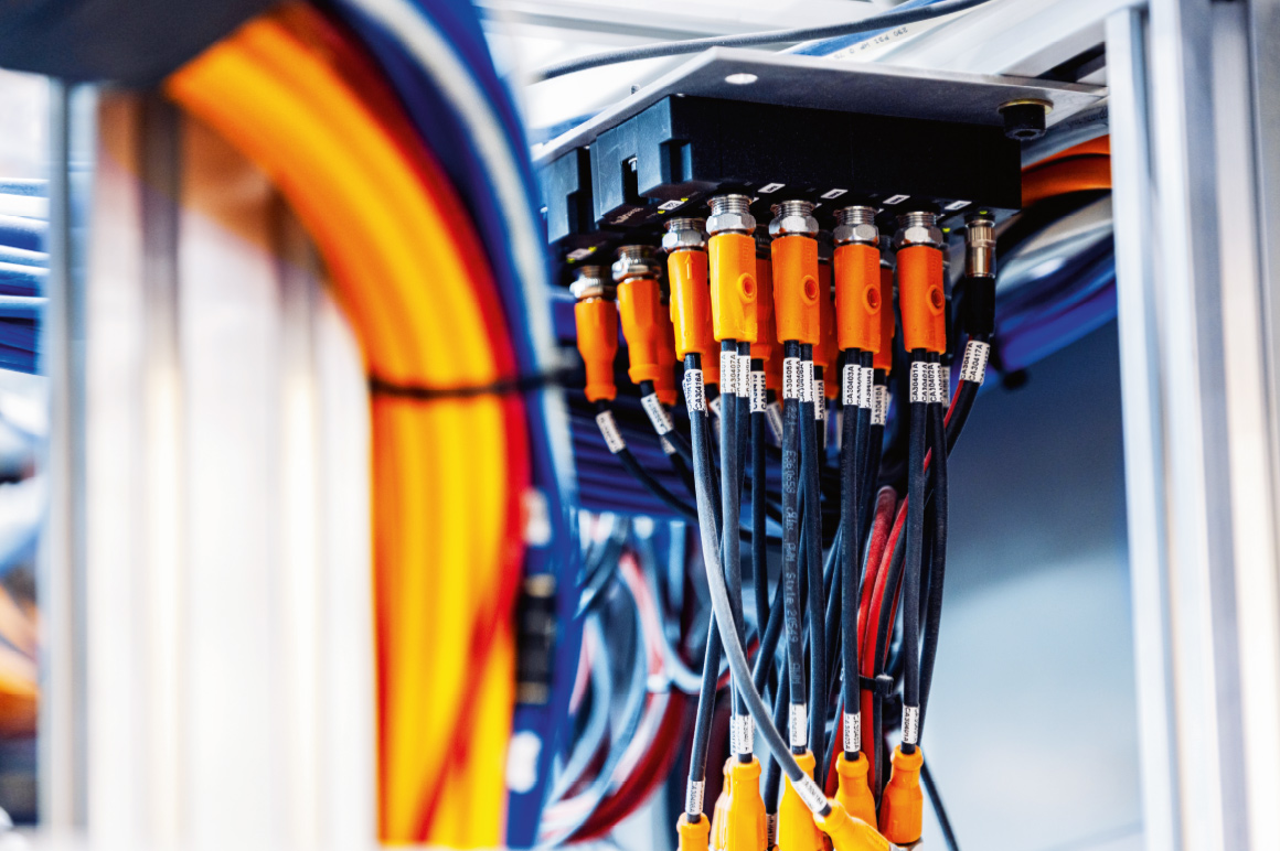 众多防护等级高达 IP67 的 EtherCAT 端子盒和 EtherCAT P 端子盒可有效缩减所需的控制柜空间，大幅减少布线工作量