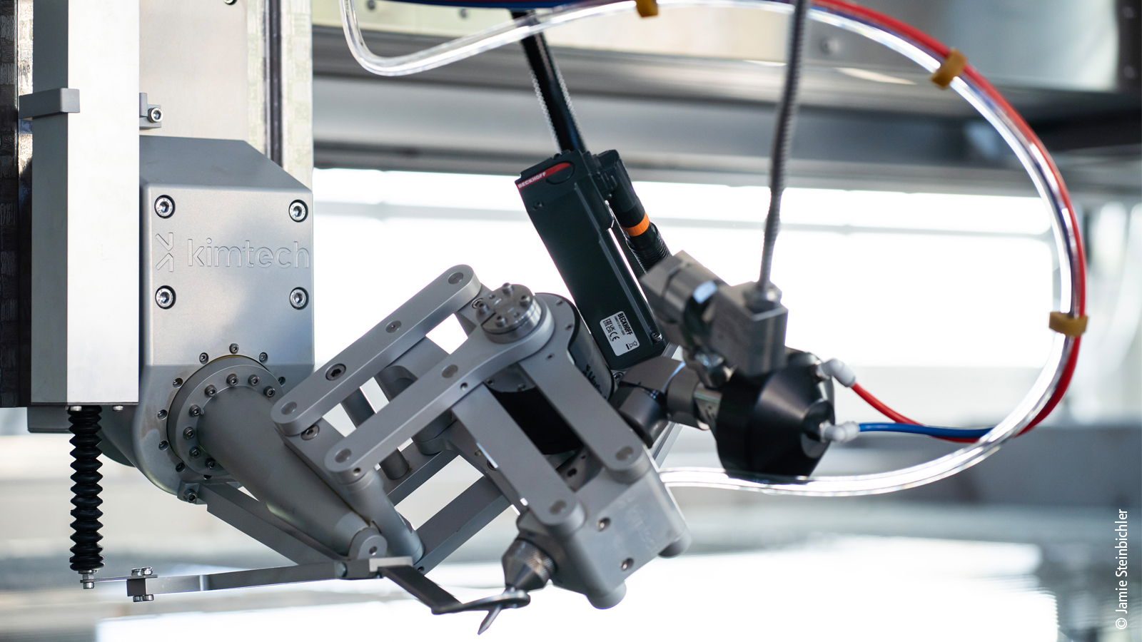 Tilter 的其中一个轴由紧凑型 AM8000 伺服电机控制。