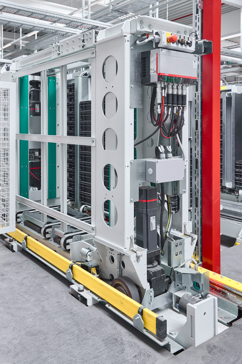 Distributed drive solution: Without the AMP8000 series, the compact implementation of the mobile shuttles would not have been possible (the image shows the AMP8620 power supply module on top, while below is of one of the AMP8552 travel drives).