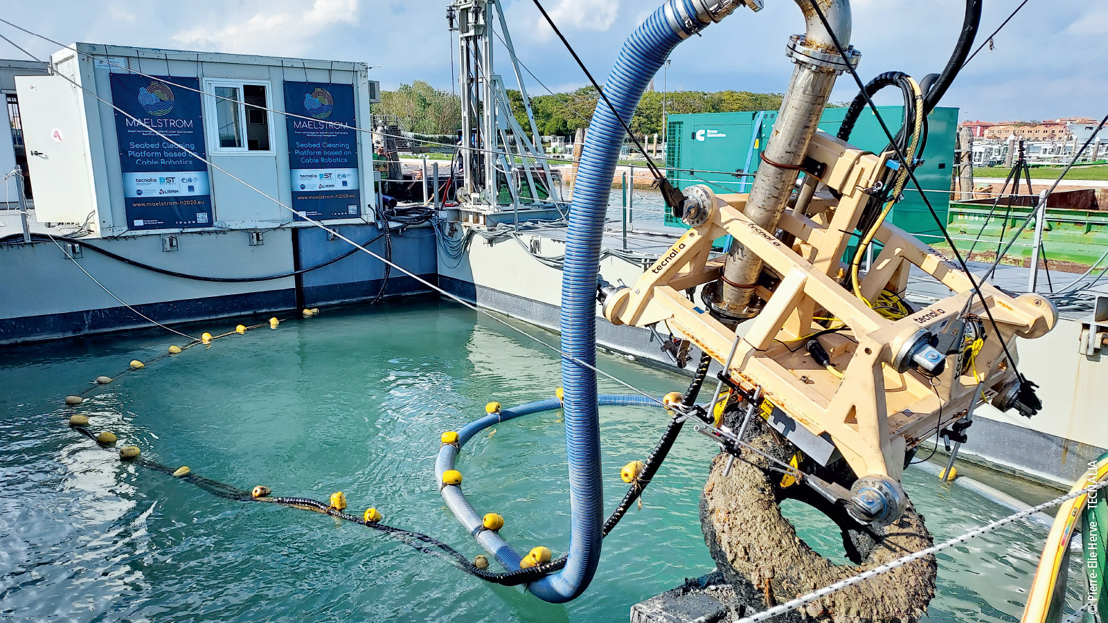 作为 MAELSTROM 研究项目的一部分，我们开发了一种缆索机器人，它可以通过抽吸装置清除小颗粒，并使用抓手从最深 20 米的水下回收重达 130 公斤的垃圾。