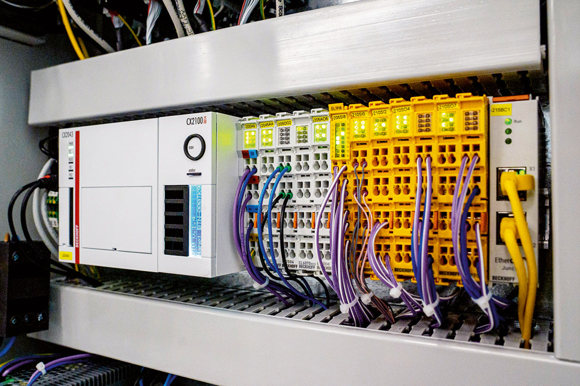 Cx2043 嵌入式控制器以及紧邻配置的 130 W CX2100-0014 电源、EtherCAT 和 TwinSAFE 端子模块，共同构成了 MIRACLE II 项目的控制硬件