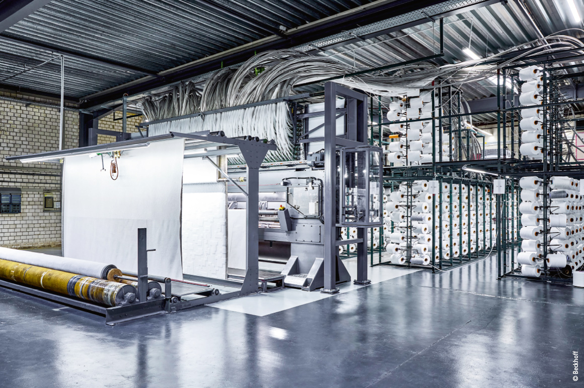 在簇绒机升级改造过程中，所有控制与驱动技术都被更换，原有的纱线送料辊被替换为 424 个 ASI8114 驱控一体步进电机