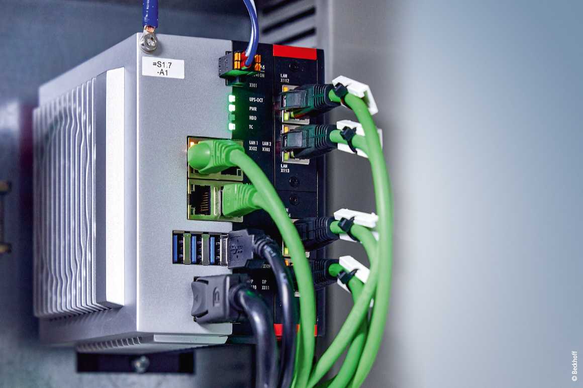 搭载八核处理器的 C6032 超紧凑型工业 PC 负责控制整个系统；为维持所需的 1 ms 周期时间，通过 5 个 EtherCAT 网段集成驱动器和 I/O 级