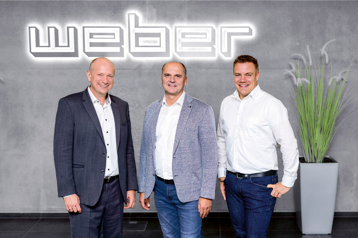 两位 Weber 公司的专家 — 技术总监 Michael Brandt（中）与贴标和打印部门经理 Martin Grünkemeier（右），以及倍福全球大客户经理 Dirk Bauerfeind（左）。